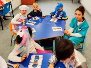 mesa de alumnos disfrazados