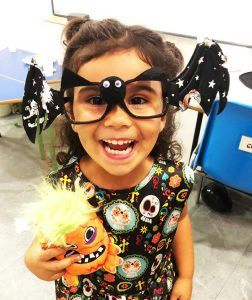 niña disfrazada de Halloween