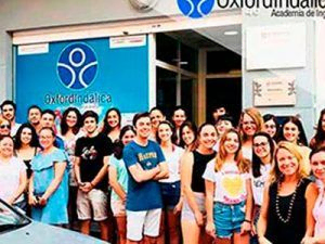 alumnos posando en la puerta de la Academia
