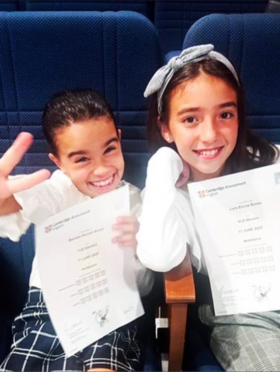 Alumnas con diploma de academia de inglés